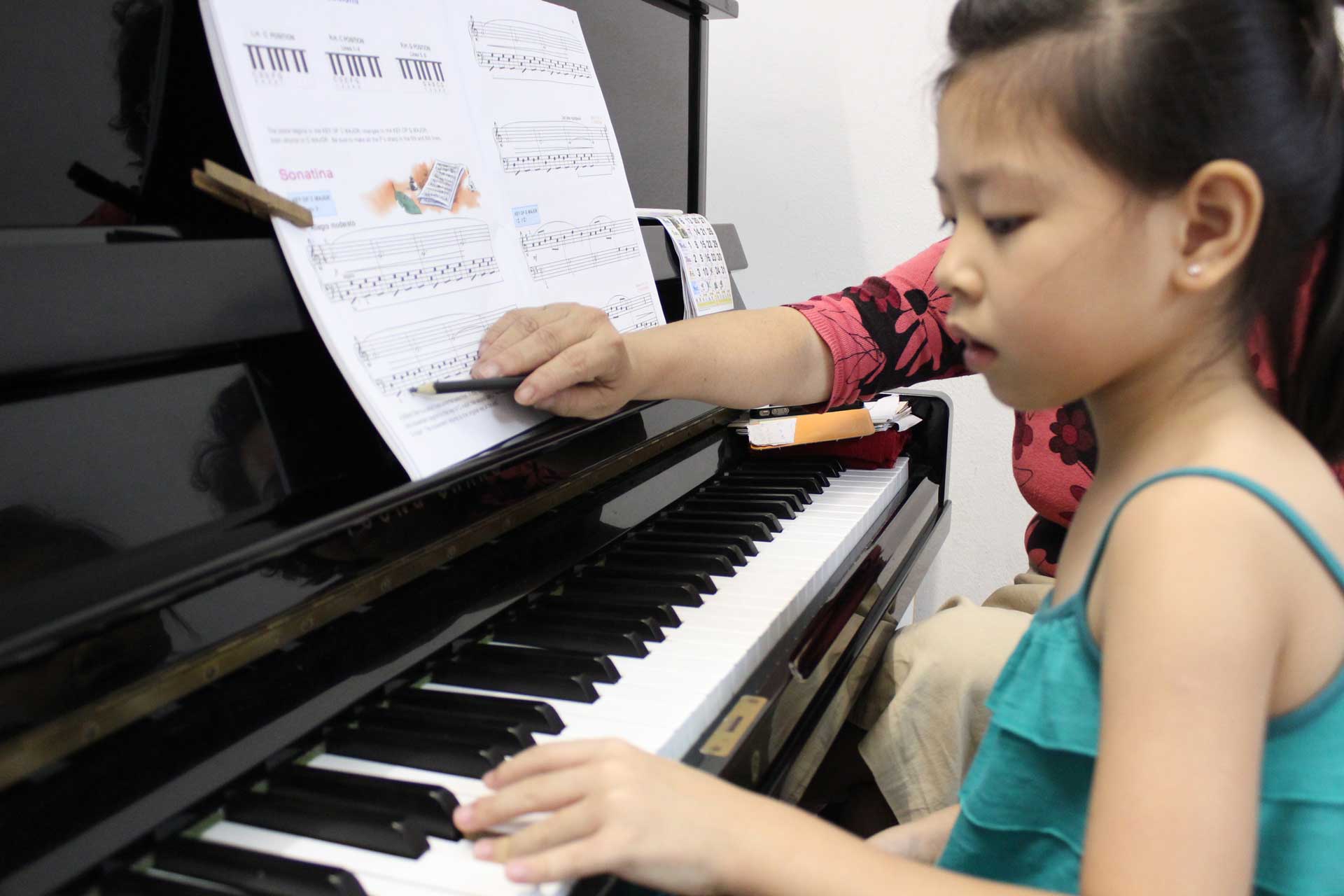 Уроки фортепиано в музыкальной школе. Уроки фортепиано. Занятие в музыкальной школе. Уроки фортепиано для детей. Уроки пианино.
